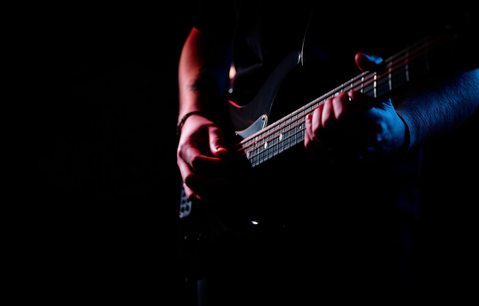 Músico tocando guitarra